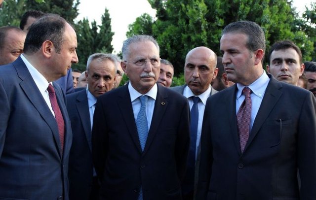 Vatandaşların ısrarının ardından iftar alanına doğru yönelen İhsanoğlu, kavganın devam ettiğini görünce, aracına binerek alandan ayrıldı.