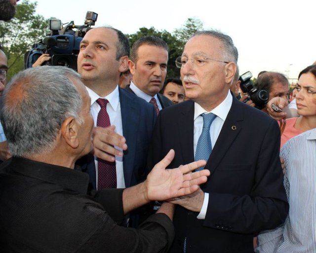 İhsanoğlu, açıklamasında şunları söyledi: - "İstanbul Eyüp'teki halkın sofrasında iftar etmek için bulunduğumuz Hazreti Kaab Camii avlusunda açıklama yaparken üzücü bir olay yaşandı.
