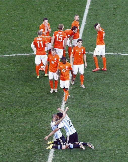 Öte yandan karşılaşma sonrası Hollandalı oyuncular sahaya çöküp kaldılar.