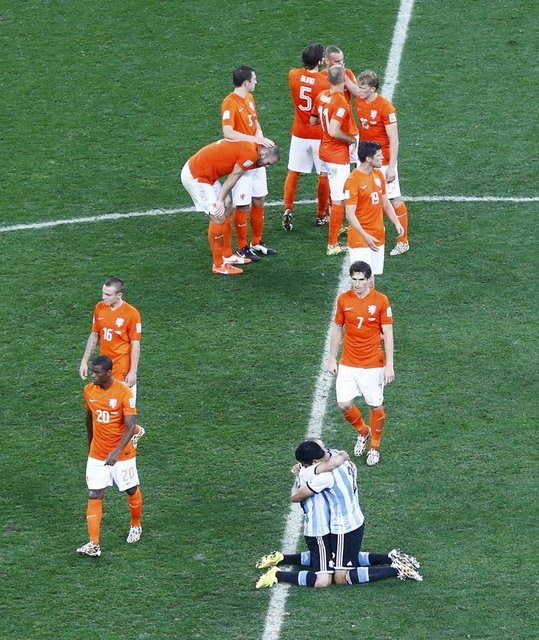 Üzgün bir şekilde yürüyen arkadaşının hemen yanına koşan Kuyt'ın yıldız oyuncuya bir şeyler söylediği görüldü.