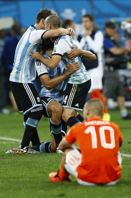 Kaçırdığı penaltıdan sonra adeta yıkılan Sneijder'ı ise Kuyt teselli etti.