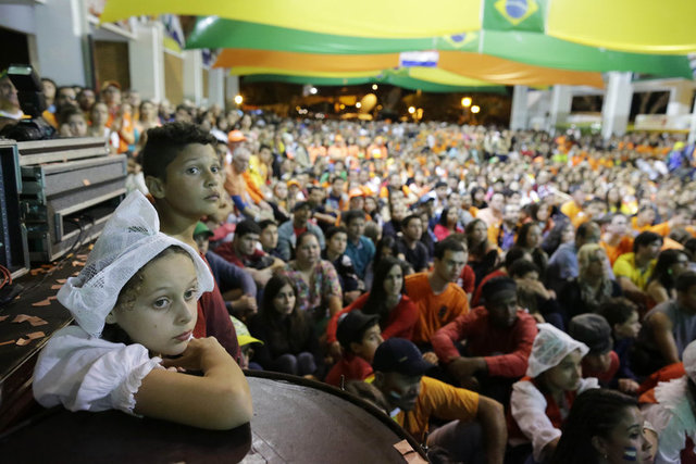 Yeni sezonda Manchester United'ın başına geçecek olan Louis van Gaal'in de istifasını açıklaması bekleniyor.