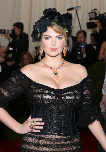 Kate Upton, önceki gün New York'ta düzenlenen "Express and Kate Upton Campaign" etkinliğinde basınla bir araya geldi.