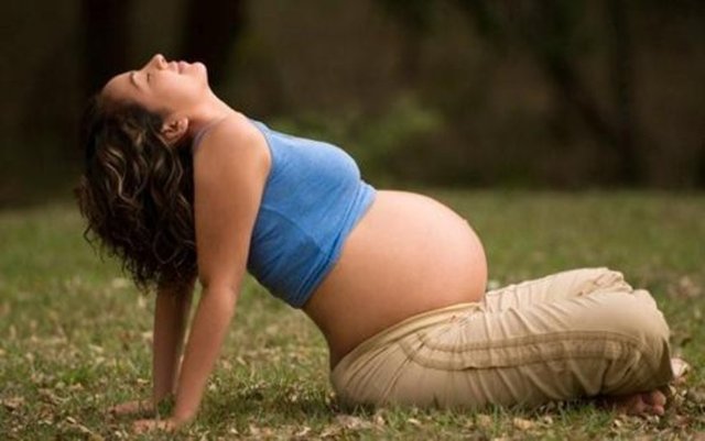 Eğer seyahat edilecek ülke, enfeksiyon riski taşıyorsa ya seyahat ertelenmeli ya da gitmeden önce gerekli tetkikler ve aşılar yaptırılmalıdır