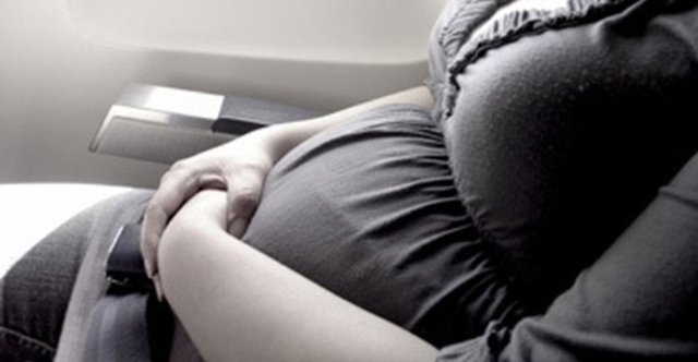 Uçakla seyahat ederken rahat kıyafetler giyilmelidir