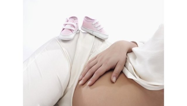 Ayaklar seyahat boyunca hareket ettirilmeli ve uygun zamanlarda uçak içinde küçük yürüyüşler yapılmalıdır