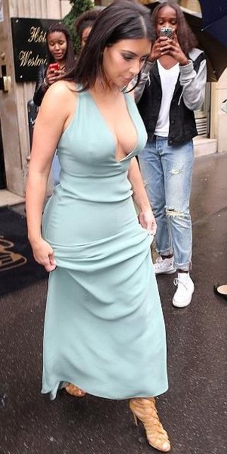 Paris Moda Haftasın'daki davete katılan Kim Kardashian yine olay yarattı.