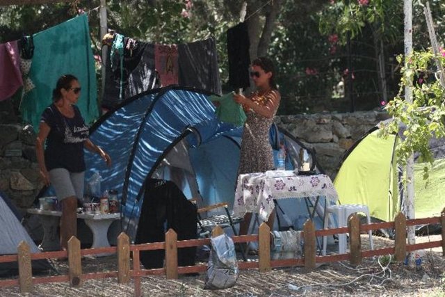 Yaklaşık 15 gündür Bodrum'un Gümüşlük ilçesinde oaln güzel oyuncu, Özak Pansiyon'un otoparkına kurduğu çadırda kalıyor.