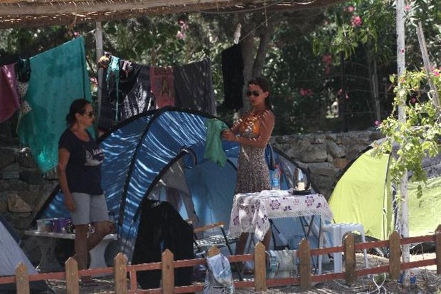 Asyalı ve annesi, çadır yeri için günlük sadece 20 lira ödüyor.