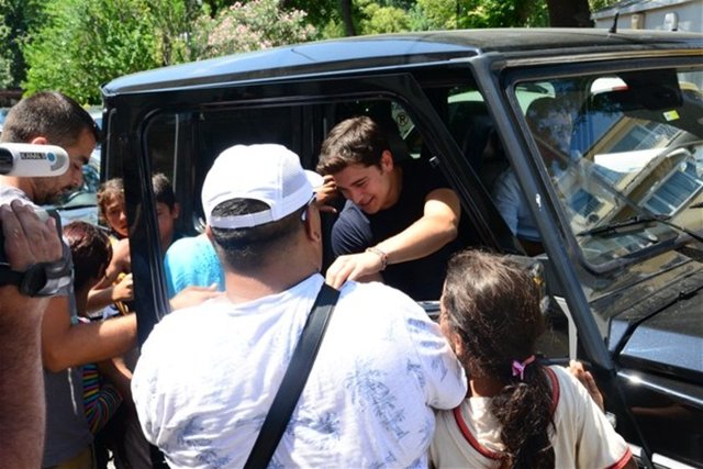 Aracının gelmesiyle hemen cipine binen oyuncu, bu kez dilencilerin kapıyı açıp içeri girmesiyle şaşkına döndü.