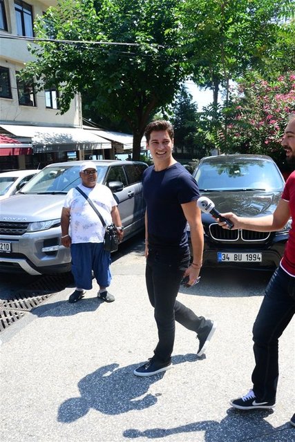Ulusoy, gazetecilere "Bu yaz tatil yapmak istiyorum, seneye sinema filmi olacak, sürpriz bir proje" dedi.