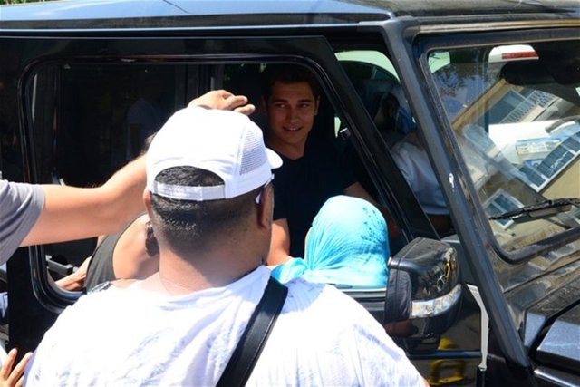 En sonunda 15 TL vererek çocukları uzaklaştırdı.