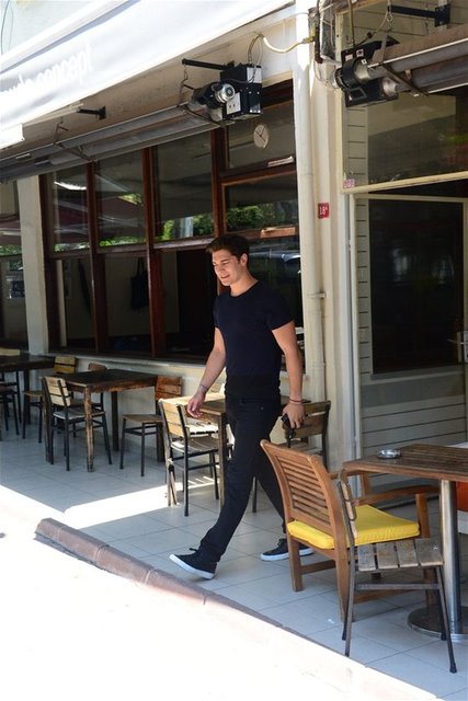 "Medcezir" dizisinin rol alan Çağatay Ulusoy, erken saatlerde kahvaltı etmek için Bebek'teydi.