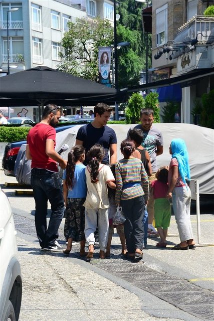 Dilencilerin "Aaa Yaman! Bize para ver, yemek al, açız" diyerek Çağatay Ulusoy'un çevresini sarmaladı.