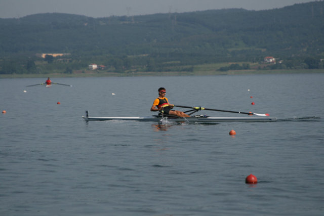 30 dakikalık bir kürek sporu egzersizi ile yaklaşık olarak 300 kalori harcanır