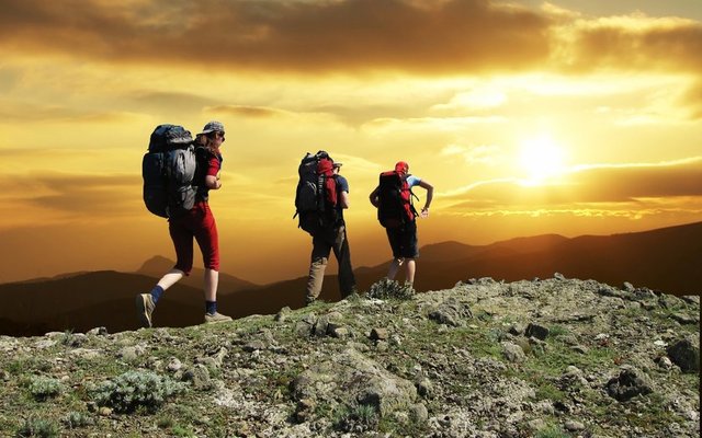 Hiking -  - Kalabalık ve gürültülü şehir hayatından bir an olsun uzaklaşmak, doğayla baş başa bir gün geçirmek ve doğadaki güzellikleri grup arkadaşlarıyla paylaşmak isteyenlerin uğraştıkları bir spor aktivitesidir