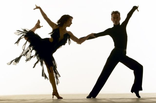 Ballroom dancing -  - Latin müziğinin coşkusuyla dans ederken stresten ve fazlalıklarınızdan kurtulabilirsiniz