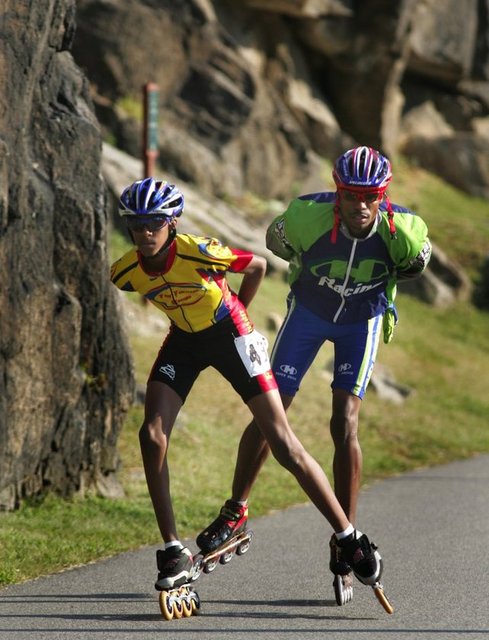 Rollerblading (Paten) -  - Özellikle gençler arasında yaygınlaşan rollerblade tutkusu, hızın tadına varmaktan, rüzgarı teninizde hissetmekten, dengenizi bulduktan sonra sınırsızca kaymaktan, kayarken farklı figürler denemekten geliyor