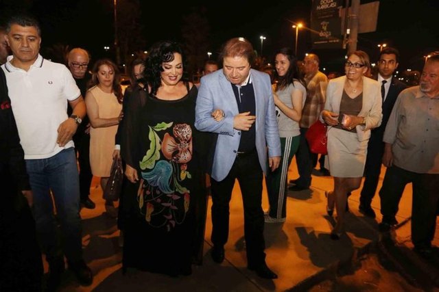 Şoray, Kadir İnanır'la başrollerini paylaştığı, efsane olmuş "Selvi Boylum Al Yazmalım" filmini, çekirdek yiyerek izledi.