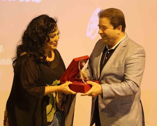 Maltepe Belediye Başkanı Ali Kılıç, Türkan Şoray ve Cahit Berkay'a "Sevgi ve Emek Ödülü"nü bizzat takdim etti.