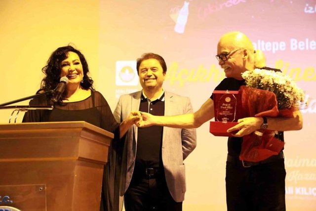 Cahit Berkay, ödül alırken yaptığı konuşmada Türkan Şoray'a ilan-ı aşk etti.
