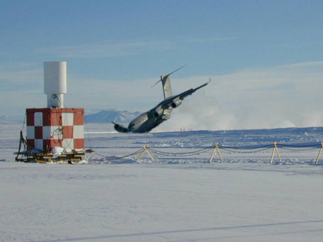 Büyük kargo uçaklarının rahatlıkla inebilmesi için mesafe tanımaksızın uzatılan pistin en büyük handikapı ise hava koşullarına göre buzda oluşabilecek çukurlar ve çatlaklar.