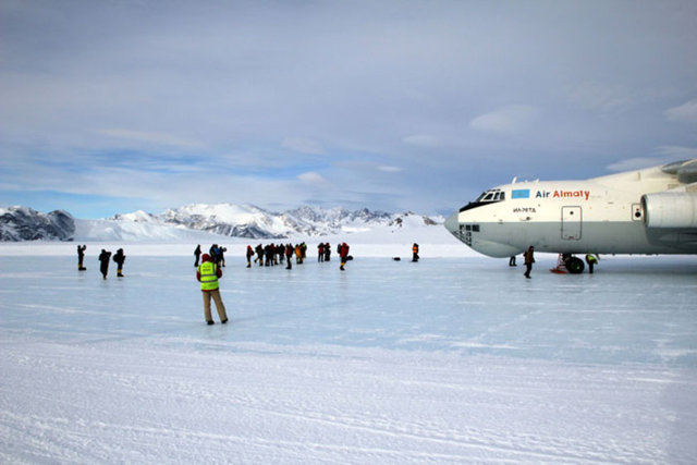 Tamamen buzdan oluşan iniş pisti tüm yıl boyunca Antartika'da araştırmalar yapan biliminsanlarına hizmet veriyor.