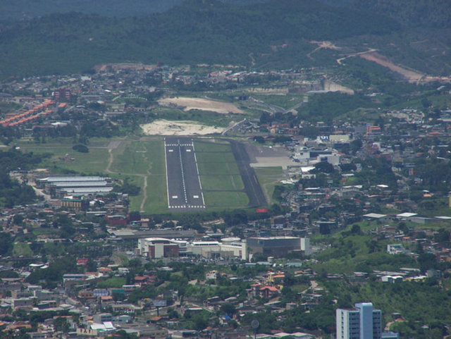 Uluslararası kuralların alt sınırında olan bu mesafe bir çok büyük uçak için risk oluşturuyor.