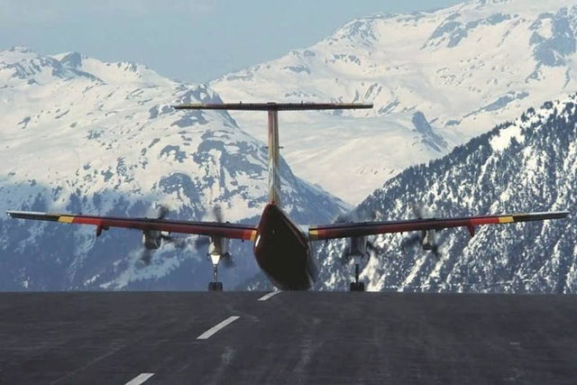 COURCHEVEL HAVALANI – Fransız Alpleri -   - Fransız Alpleri'nin gözde kayak merkezlerinden Courchevel'deki uçak pistinin özelliği düz olmaması!