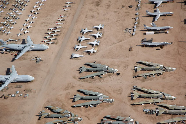 Uçaklara mezarlık olan 2 bin 600 dönümlük arazinin seçilmesinin nedeniyse düşük nem, seyrek yağış, pas ile korozyon azaltıcı havaya sahip olması.