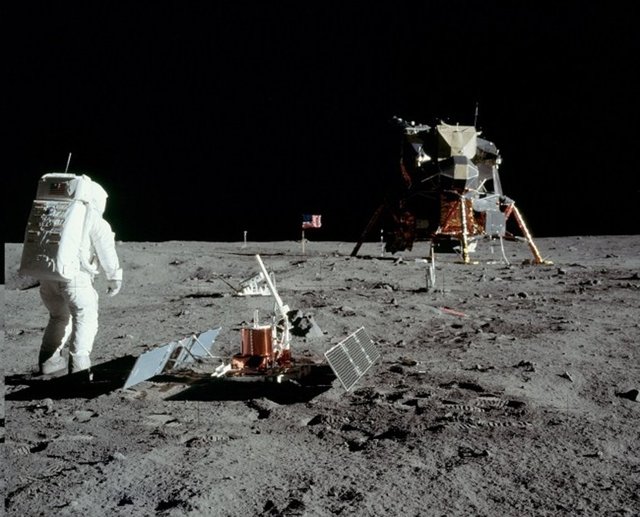 Michael Collins, 1969 yılında Ay'a ulaşan Apollo 11'in 3 kişilik mürettebatından biriydi. Yani Ay'a ilk adım atan astronotlarla beraberdi.