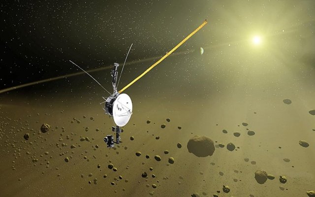 Her geçen saniye Dünya'dan yaklaşık 17 km uzaklaşan Voyager 1, Dünya'dan en uzakta bulunan insan yapımı bir uzay sondasıdır ve Güneş Sisteminin sınırlarında keşiflerine devam etmektedir.