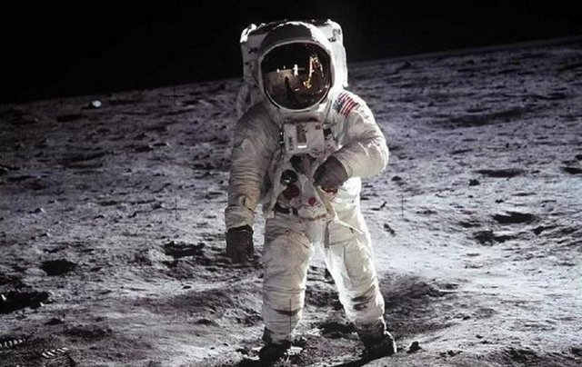 Neredeyse hepimiz Ay yüzeyine ilk insanlı inişi yapan uzay aracının Apollo 11 olduğunu biliriz.