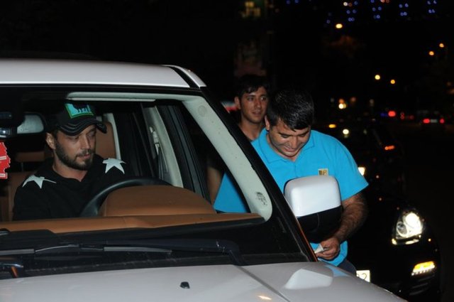 Önce, "Dergi kapağı için 'Evet' dediğim haberleri kuru iftira" diyen Boz, ardından, "Evet demedim ama olumsuz da yaklaşmadım" diyerek şaşırttı.