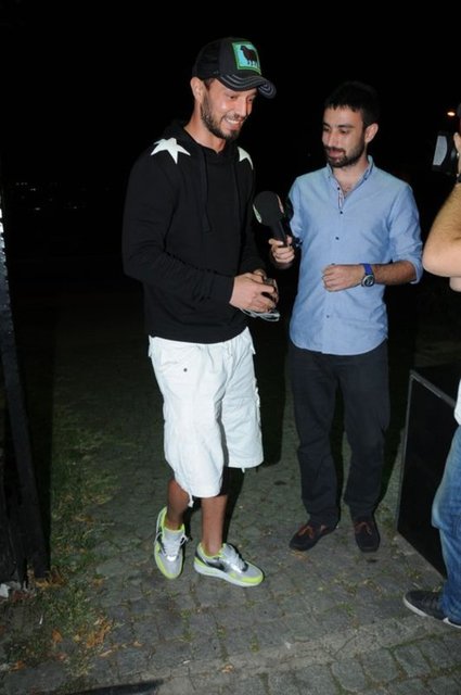 Ünlü popçu, mekân çıkışı Gay Mag Dergisi'nin ilk sayısına kapak pozu vereceği haberleri hakkında yaptığı açıklamalarla kafaları karıştırdı.