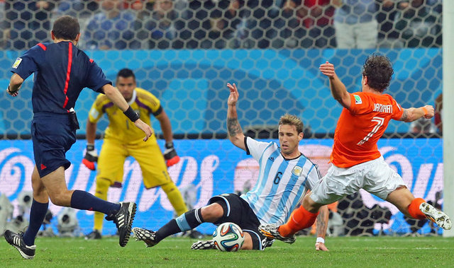 - Kosta Rika maçında kaleci Tim Krul, söylediği sözlerle rakip oyuncuların konsantrasyonu bozmuş ve iki vuruşu çıkartmıştı.