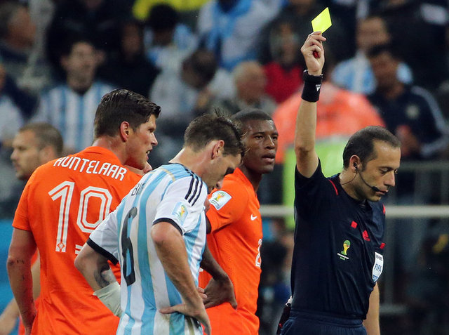 - Dünya Kupası'nda 40 yıl sonra Türk hakemlerini temsil eden Cüneyt Çakır'ın Hollanda-Arjantin yarı finalinde gösterdiği performans Merkez Hakem Kurulu Başkanı Zekeriya Alp'ten tam not aldı.