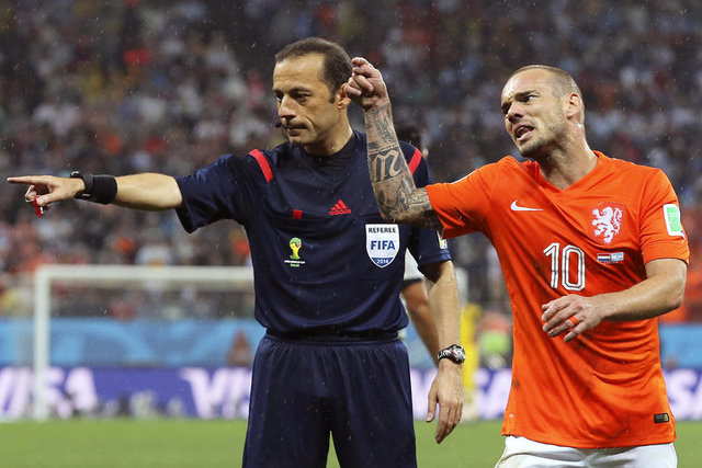 İngiliz basını, 2013 yılında Manchester United-Real Madrid maçında Cüneyt - Çakır'ın Nani'yi oyundan atmasının ardından milli hakemimizi her maçtan - önce ve sonra yerden yere vuruyordu.