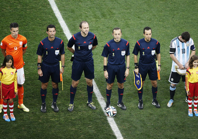 Ancak Çakır'ın önceki gün Dünya Kupası'nda Arjantin-Hollanda maçındaki - yönetimi, İngiliz basınını bile susturdu. Çakır'ın performansı, dünya hakem otoriteleri tarafından tam not aldı.