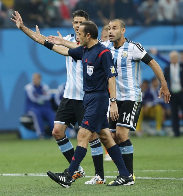 - Eski İngiliz hakem, "Çakır çok iyi bir hakem ama FIFA'nın kurallarına uygun hareket ettiğinden sarı kart göstermesi gereken pozisyonlarda bile kartına başvurmadı.