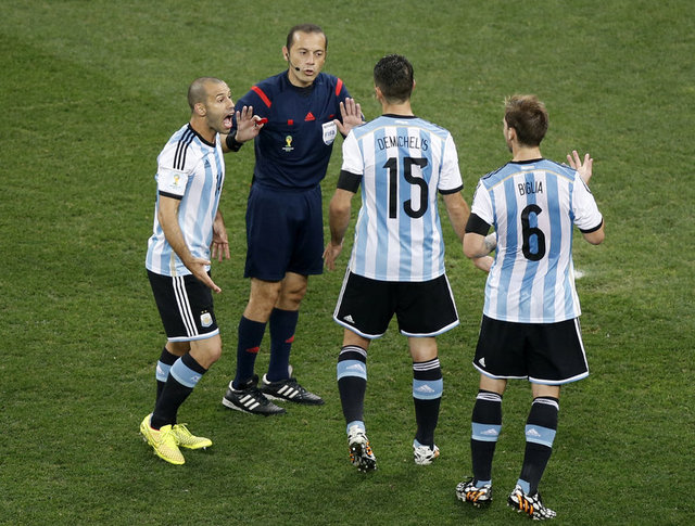 -  - Daily Mail, kartları cebinde tutmaya özen gösteren maçın Türk hakemi Cüneyt Çakır'a 10 üzerinden 6.5 yıldızla iyi not verdi.