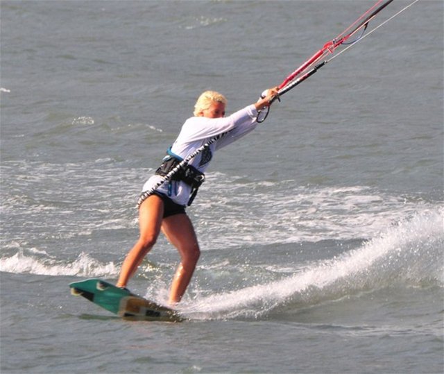 Muhabirleri görünce şaşıran ünlü DJ, "Sizin burada ne işiniz var?" diye takıdlı.