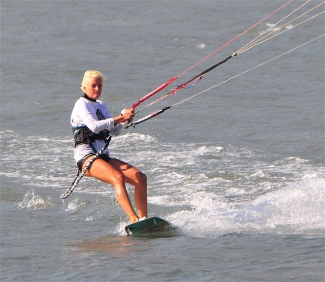 DJ'liğin yanında su sporları hocalığı da yapan Öztürk, Bodrum'da kiteboard yaparken görüntülendi.