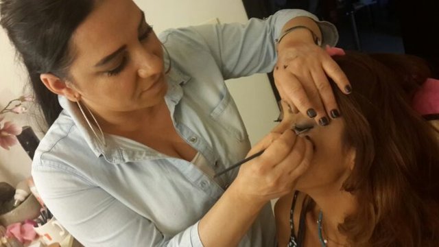 Göz makyajında kullanılacak ürünlerin cildin alt rengine göre seçilmesi gerektiğini özellikle vurguluyor.