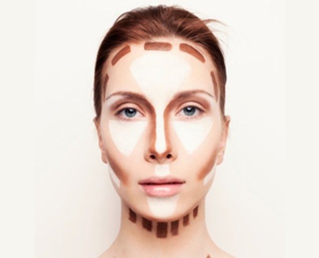 Koyu renk bir fondöteni, ucu küt bir allık fırçası ile yüzünüzün geniş görünen kısımlarına uygularsanız, bu bölgeleri küçültebilirsiniz.