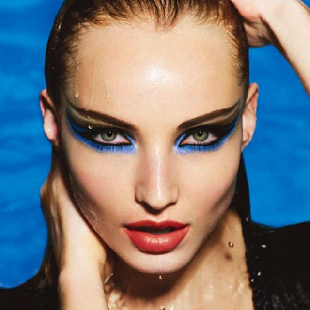 "Aqua Makyaj" adı verilen uyguluma aynı zamanda makyajınızın daha kalıcı olmasını da sağlıyor. Su miktarını iyi ayarlamanız yeterli.