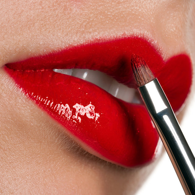 Dudaklara gelince, dolgun görünen dudaklara, estetik müdaheleler yerine küçük makyaj hileleri ile de sahip olabileceğinizi söylüyor.