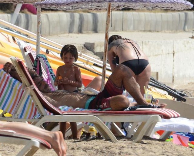 Çocukları, güneş koruyucu spreyle babalarını uyandırmaya çalıştı.