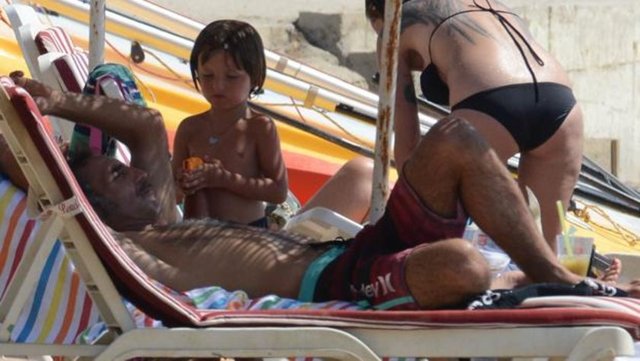 "Kurtlar Vadisi" dizisindeki Memati rolüyle ünlenen Gürkan Uygun, tatilde Bodrum Gümüşlük'ü tercih etti.