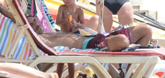 Yetenekli oyuncu bir ara şemsiyenin altında uykuya daldı.